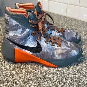 Nike Hyperdunk 2015 boys size 5